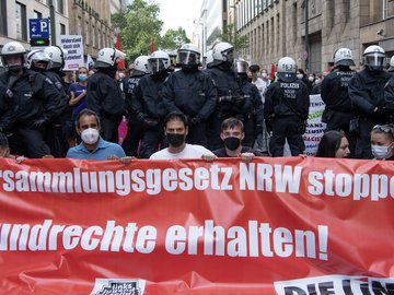 Dieses Foto von der Demonstration zeigt Mitglieder von DIE LINKE NRW im Polizeikessel.