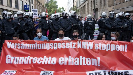 Dieses Foto von der Demonstration zeigt Mitglieder von DIE LINKE NRW im Polizeikessel.