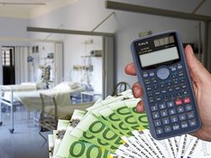 Das Foto zur Pressemitteilung der Linken NRW zu "Kampf gegen Corona-Pandemie: Placebo für die Krankenhäuser" zeigt Geldscheine und einen Taschenrechner im Vordergrund und ein Krankenhauszimmer im Hintergrund. 