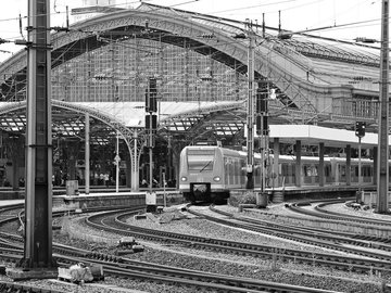 Das Foto zeigt den Kölner Hauptbahnhof mit einem ausfahrenden Regionalexpress.