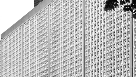 die schwarz-weiß-Fotografie zeigt die Fassade eines Kaufhof-Gebäudes. 