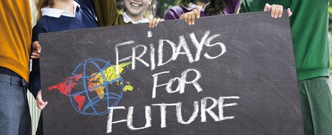Auf dem Foto halten vier Kinder ein Plakat mit der Aufschrift Friday's for Future