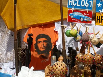 Das Foto zur Pressemitteilung der Linken NRW zur Petitionn für ein Ende der völkerrechtswidrigen Blockade gegen Kuba zeigt einen Stand auf einem Markt in Kuba.