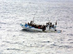 Das Foto zur Pressemitteilung der Linken zu Ertrinken im Mittelmeer zeigt ein Flüchtlingsboot auf hoher See.