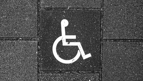 Das Foto zur Pressemitteilung der Linken NRW zeigt ein Piktogramm eines Rollstuhlfahrers. 