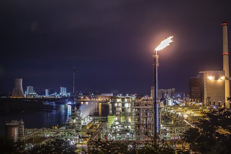 Das Foto zeigt einen Stahlstandort in Duisburg bei Nacht. 