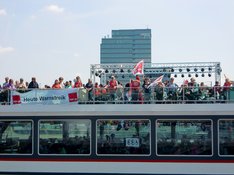 Das Foto zeigt Beschäftigte des Öffentlichen Dientes bei einem Warnstreik auf einem Boot auf dem Rehin bei Düsseldorf.