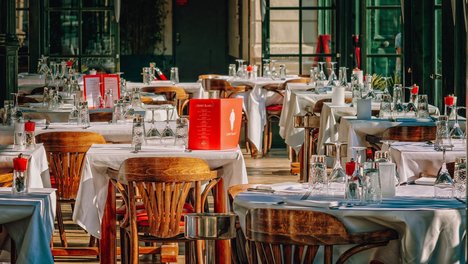 Das Foto zur Pressemitteilung der Linken NRW zu den Folgen der Corona-Pandemie für Gastronomie und Kulturschaffende zeigt ein leeres Restaurant mit gedeckten Tischen