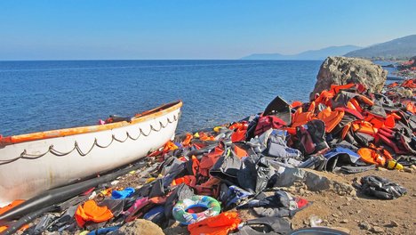 Das Foto zur Pressemitteilung der Linken NRW zu Mittelmeer-Flüchtlingen zeigt ein Boot an der griechischen Küste neben dem unzählige Rettungswesten liegen