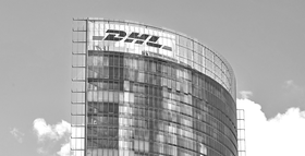 Die schwarz-weiße Fotografie zeigt die oberen Stockwerke der DHL-Konzernzentrale in Bonn. 