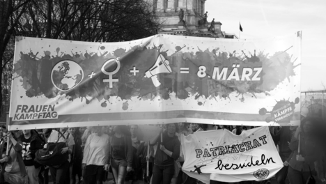 Das Foto zeigt Menschen bei einer Demo zum Internationalen Frauen:kampftag