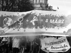 Das Foto zeigt Menschen bei einer Demo zum Internationalen Frauen:kampftag