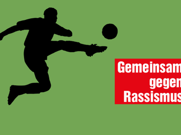 Auf dem Bild zur Erklärung "DFB setzt falsches Signal" ist die Shiluette eines Fußballspielers vor grünem Hintergrund zu sehen, sowie der Text "Gemeinsam gegen Rassismus"