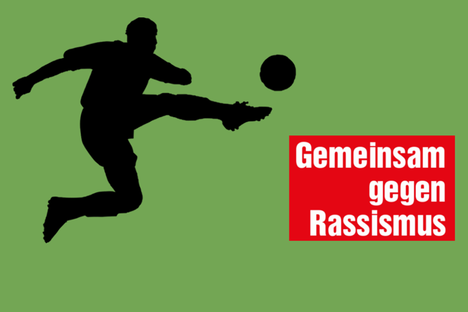 Auf dem Bild zur Erklärung "DFB setzt falsches Signal" ist die Shiluette eines Fußballspielers vor grünem Hintergrund zu sehen, sowie der Text "Gemeinsam gegen Rassismus"