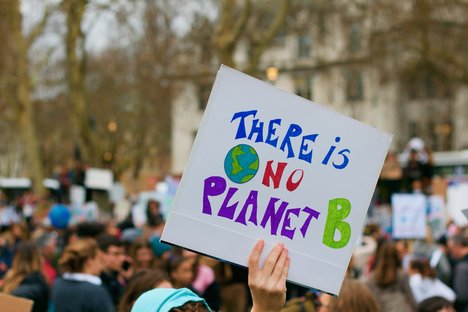 Das Foto zeigt ein Plakat, auf dem steht "There is no Planet B"