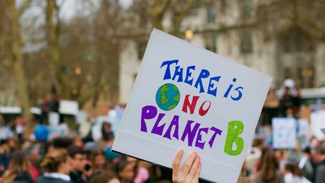 Das Foto zeigt ein Plakat, auf dem steht "There is no Planet B"