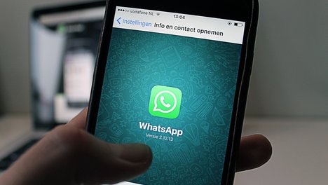 Das Foto zeigt den Screen eines Smartphones, auf dem das Programm Whatsapp zu sehen ist. 