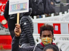 Das Foto zur Erklärung "Antidiskriminierungsgesetz auch für NRW" zeigt einen demonstrierenden menschen mit dunkler Hautfarbe