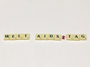 Das Foto zeigt Scrabble-Buchstabem, die so angeordnet sind, dass sie das Wort Welt-AIDS-Tag ergeben.