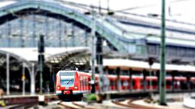 Das Foto zeigt eine S-Bahn, die aus dem Kölner Hauptbahnhof herausfährt.