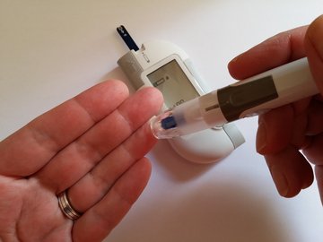 Das Foto zur Pressemitteilung der Linken NRW zur Diabeteserkrankungen auf Rekordhoch in NRW zeigt eine Hand, an der Blutzucker gemessen wird.