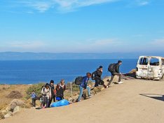 Das Foto zur Pressemitteilung der Linken NRW zur Situation von Geflüchteten an der türkische-griechischen Grenze zeigt Menschen auf der Flucht