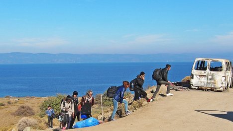 Das Foto zur Pressemitteilung der Linken NRW zur Situation von Geflüchteten an der türkische-griechischen Grenze zeigt Menschen auf der Flucht