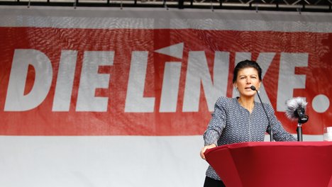Foto: Niels Schmidt Das Foto zeigt Sahra Wagenknecht bei einer Rede.