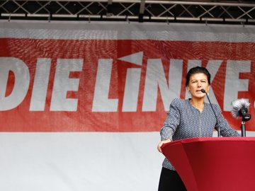 Das Foto zeigt Sahra Wagenknecht bei einer Rede.