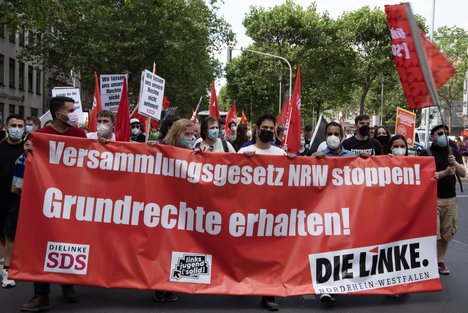 Foto: Rolf van Baden Das Foto zeigt Genoss:innen im Kessel bei der Demo gegen das Versammlungsgesetz NRW.