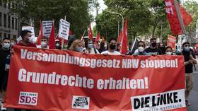 Das Foto zeigt Genoss:innen im Kessel bei der Demo gegen das Versammlungsgesetz NRW.