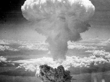 Das schwarz-weiß-Foto zeigt einen Atompilz. 
