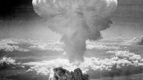 Das schwarz-weiß-Foto zeigt einen Atompilz. 