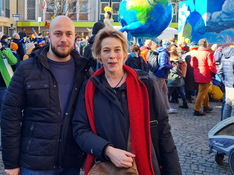 Das Foto entstand auf der Friedensdemo am Rosenmontag 2022 in Köln und zeigt die Spitzenkandidierenden von DIE LINKE NRW Carolin Butterwegge und Jules El-Khatib.
