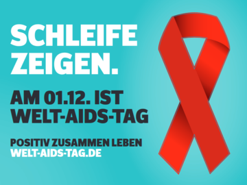 Das Bild zeigt eine Postkarte mit roter Schleife und dem Text "Schleife zeigen. Am 1.12. ist Welt-Aids-Tag. Positiv zusammen leben."