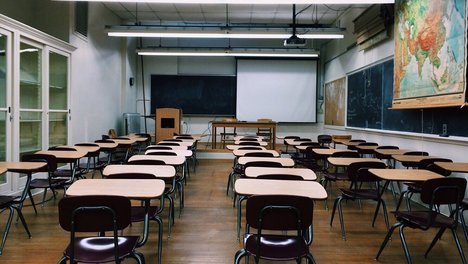 Das Foto zeigt einen leeren Klassenraum.