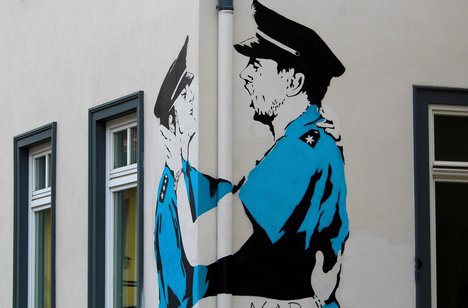 Foto zur Pressemitteilung der Partei die Linke zu einem rechten Messerangriff in Köln zeigt Streetart, die zwei Polizisten darstellt