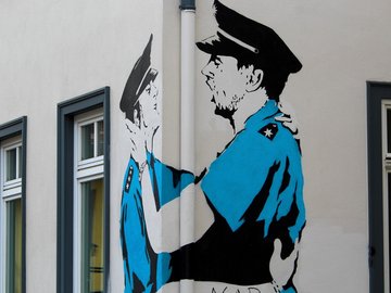 Foto zur Pressemitteilung der Partei die Linke zu einem rechten Messerangriff in Köln zeigt Streetart, die zwei Polizisten darstellt