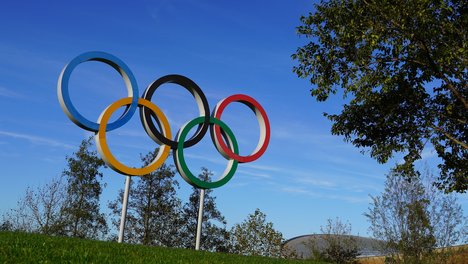 Das Foto zeigt die fünf Olympischen Ringe. 
