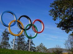 Das Foto zeigt die fünf Olympischen Ringe. 