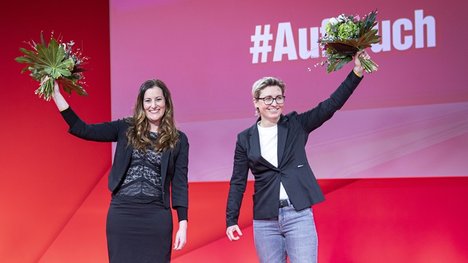 Das Foto zeigt Janine Wissler und Susanne Hennig-Wissler, die neuen Parteivorsitzenden