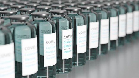Das Foto zeigt mehrere Flaschen mit Covid-Impfstoff