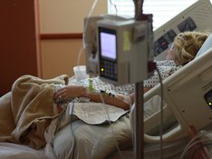 Das Foto zur Pressemitteilung der Linken NRW zum Corona-Virus zeigt eine Frau in einem Bett auf einer Intensivstation.