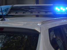 Das Bild zeigt die Blaulichter eines Polizeiwagens. 