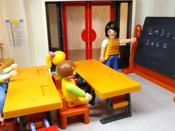 Das Foto zur Pressemitteilung der Linken NRW zu gleicher Bezahlung von Lehrkräften zeigt einen Playmobil-Klassenraum.
