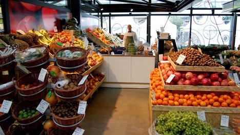 Das Foto zur Pressemitteilungen zu Sonntagsöffnungen im Einzelhandels zeigt eine Gemüseabteilung in einem Supermarkt. 