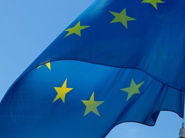 Das Foto zur Pressemitteilung der Linken NRW zeigt die europäische Flagge