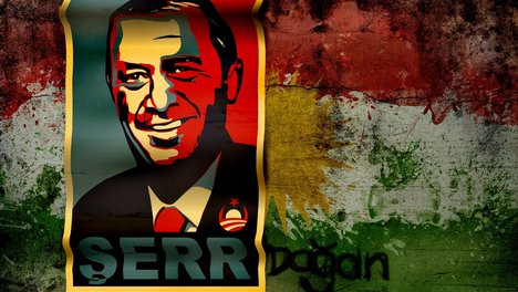LINKE NRW Bild zu PM Protest gegen Erdogan Das Foto zeigt ein Plakat von Erdogan, auf dem Serr für Böse steht. Neben dem Plakat steht dogan. Ein Wortspiel, das aus dem Namen des türkischen Präsidenten Böserdogan macht.