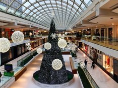Das Foto zeigt ein Einkaufszentrum, das weihnachtlicht geschmückt ist. 