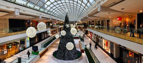 Das Foto zeigt ein Einkaufszentrum, das weihnachtlicht geschmückt ist. 